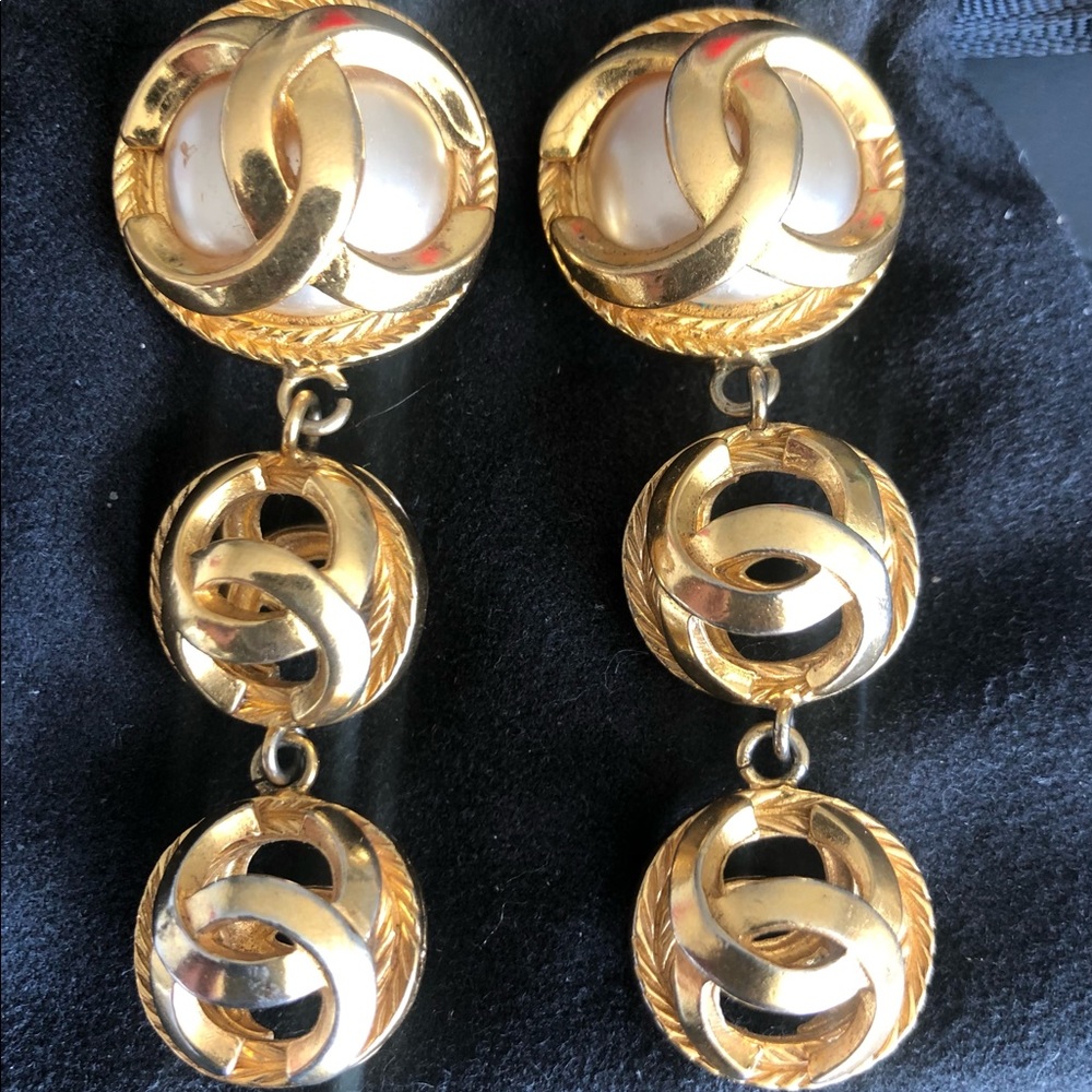 ❌SOLD❌Rare Vintage 90’s CHANEL Gold and Ivory Pearl CC Drop Clip-on Earrings.